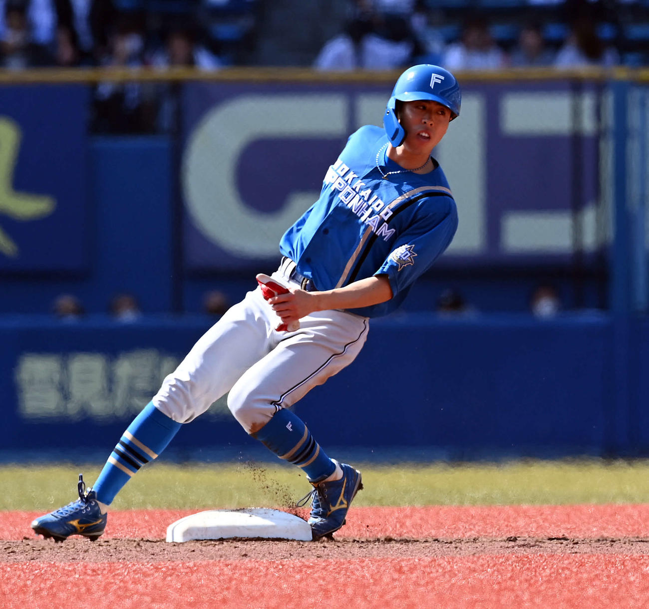ロッテ対日本ハム　2回表日本ハム2死一、二塁、二盗を決める五十幡（撮影・たえ見朱実）