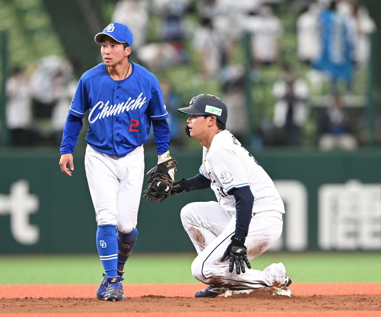 西武対中日　9回裏西武2死一塁、代走西川（右）は二盗を決める。二塁手田中（撮影・滝沢徹郎）