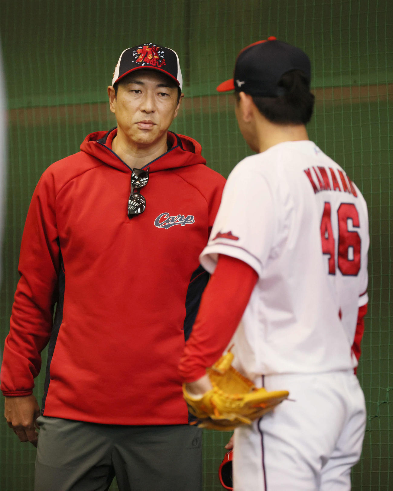 広島黒田博樹球団アドバイザー（左）（2023年2月13日撮影）