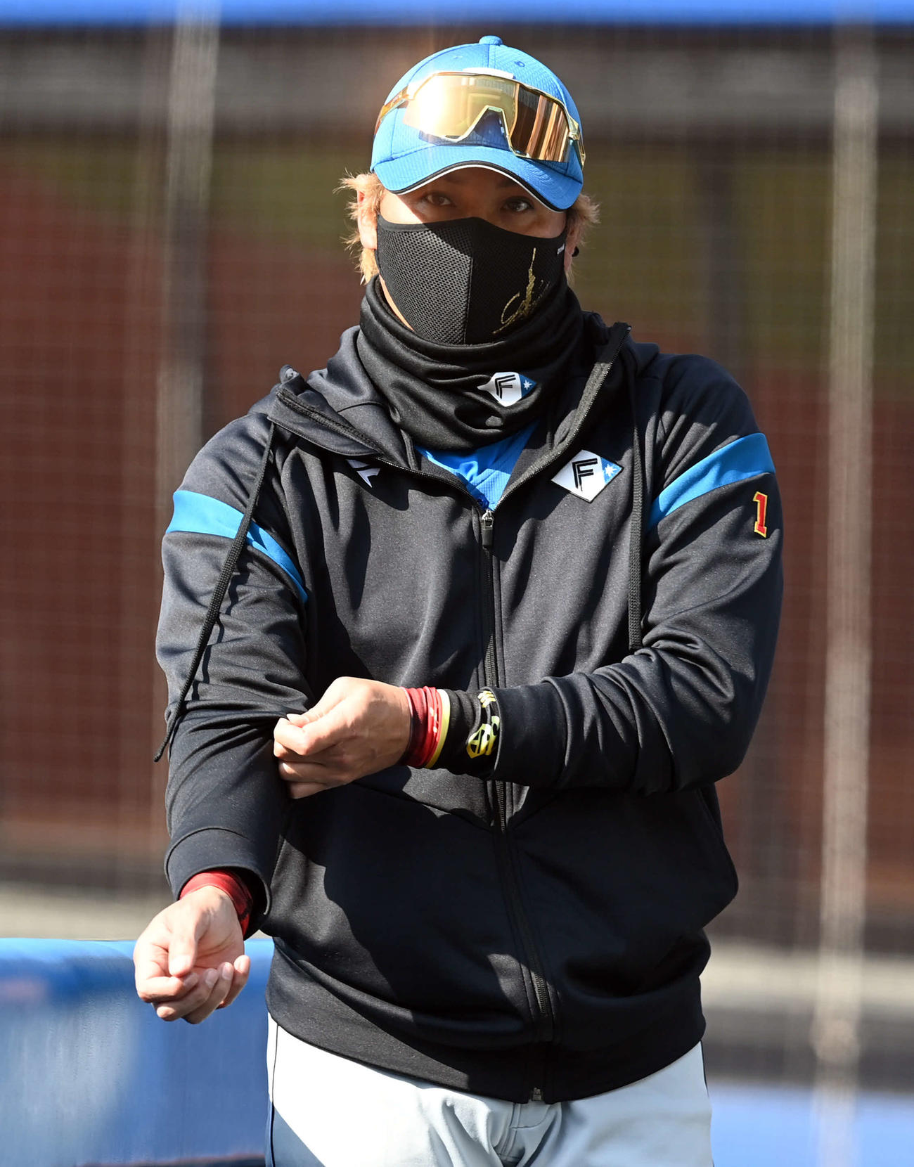 ロッテ対日本ハム　6回、選手交代を告げベンチに戻る日本ハム新庄監督（撮影・たえ見朱実）