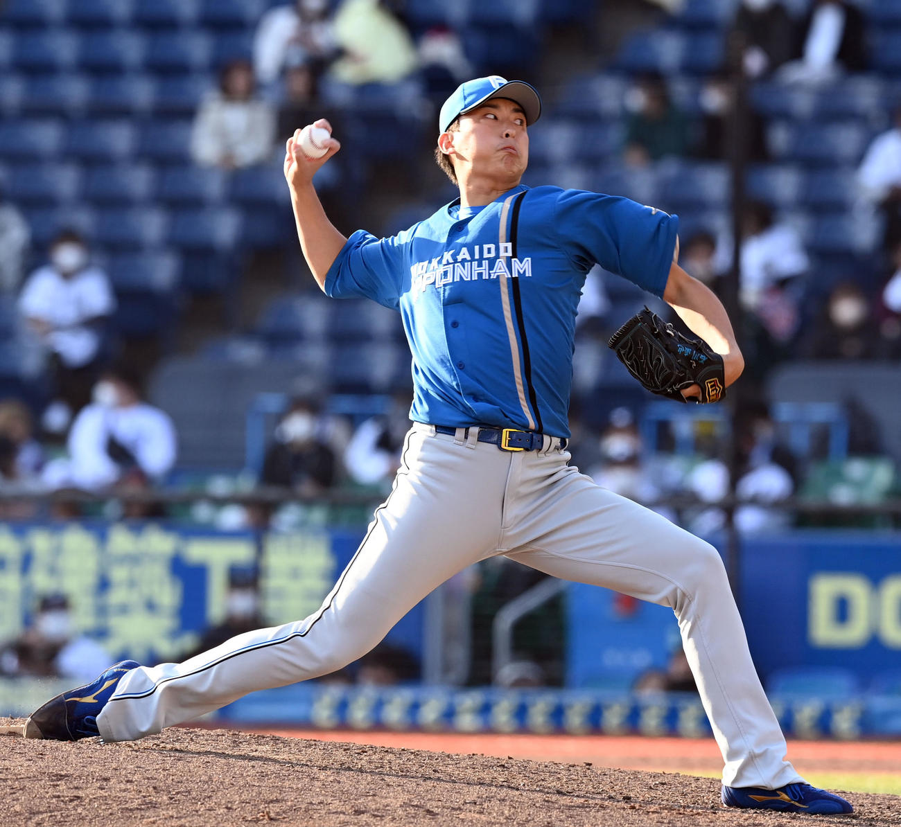ロッテ対日本ハム　9回からマウンドに上がった日本ハム石川（撮影・たえ見朱実）