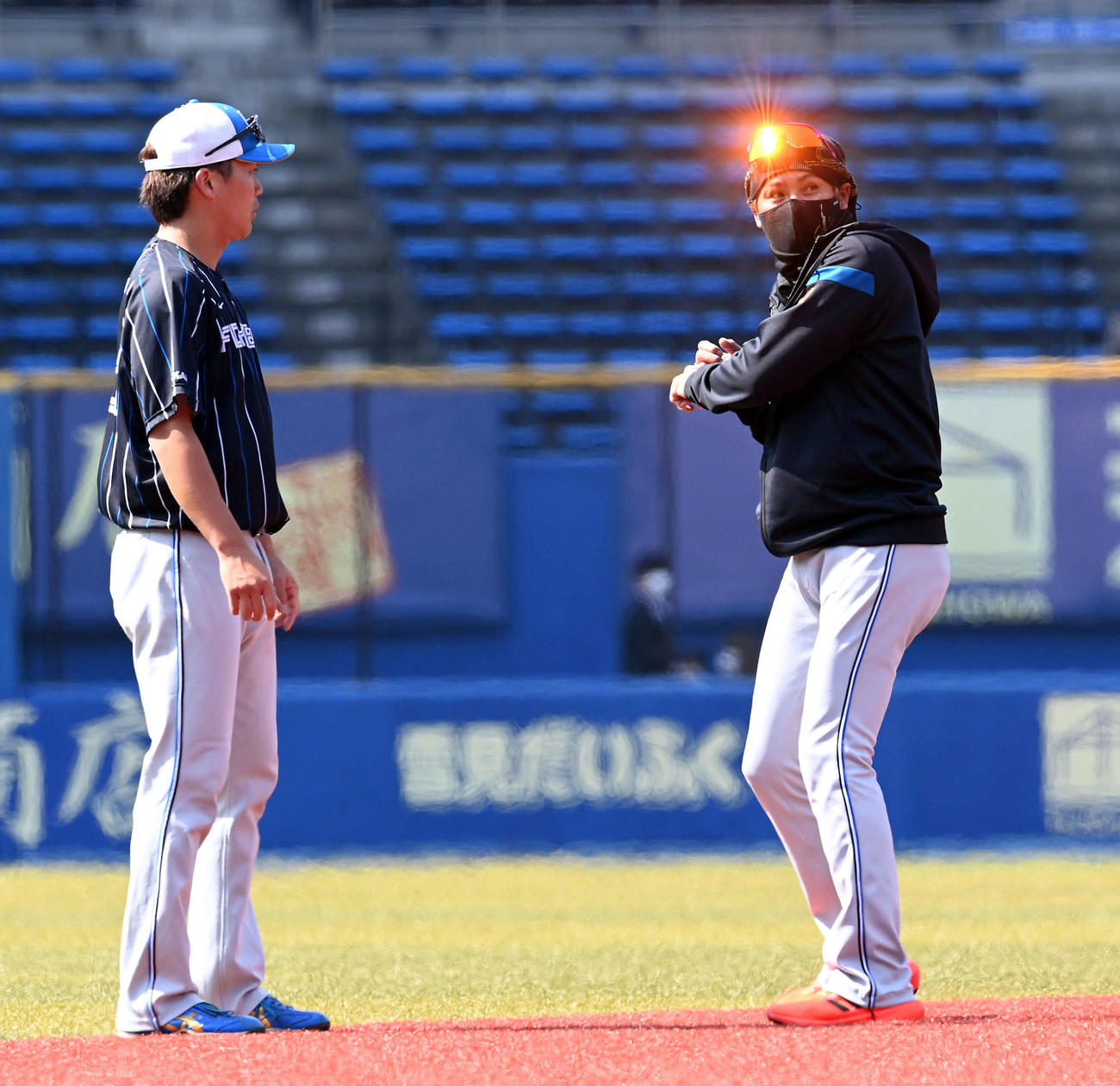 ロッテ対日本ハム　伏見（左）にアドバイスをする日本ハム新庄監督（撮影・たえ見朱実）