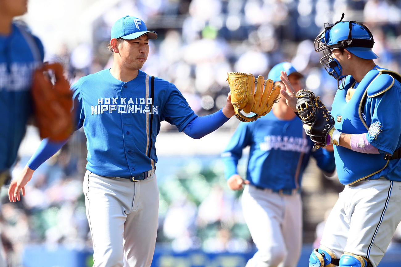 ロッテ対日本ハム　4回を投げ、1失点と好投した日本ハムの先発加藤貴（撮影・たえ見朱実）