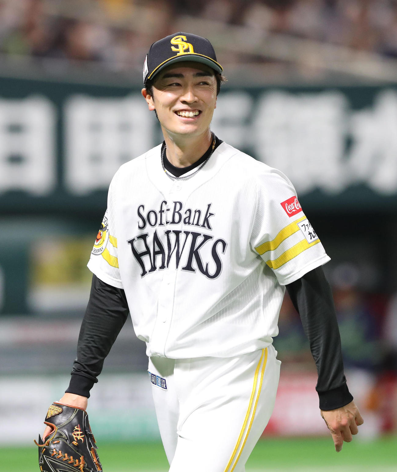ソフトバンク対ヤクルト　4回から登板した和田毅は2イニングを投げ無失点。笑顔でベンチに引きあげる（撮影・梅根麻紀）