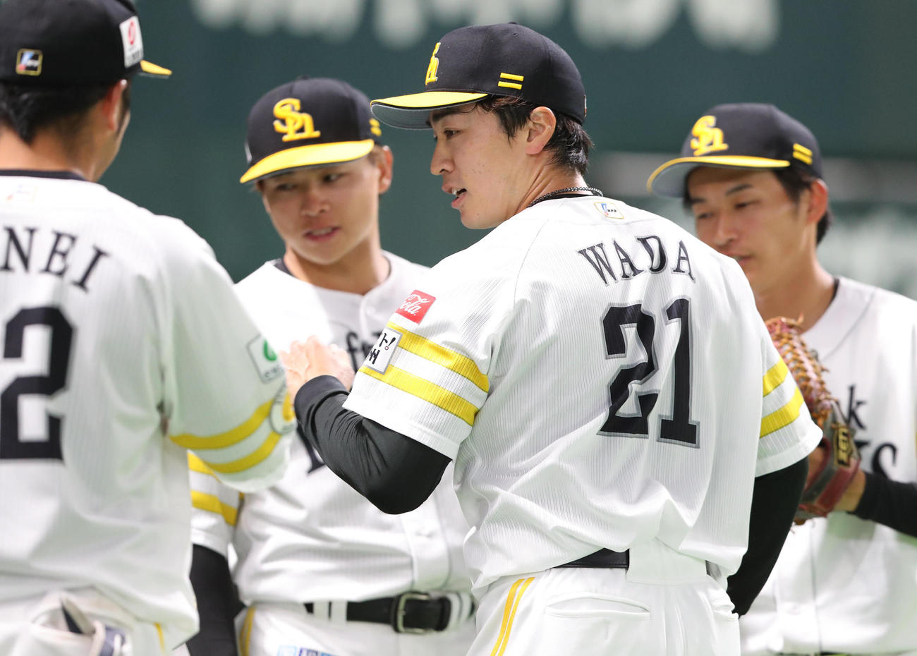 ソフトバンク対ヤクルト　4回から登板した和田毅は2イニングを投げ無失点。笑顔でベンチに引きあげる（撮影・梅根麻紀）