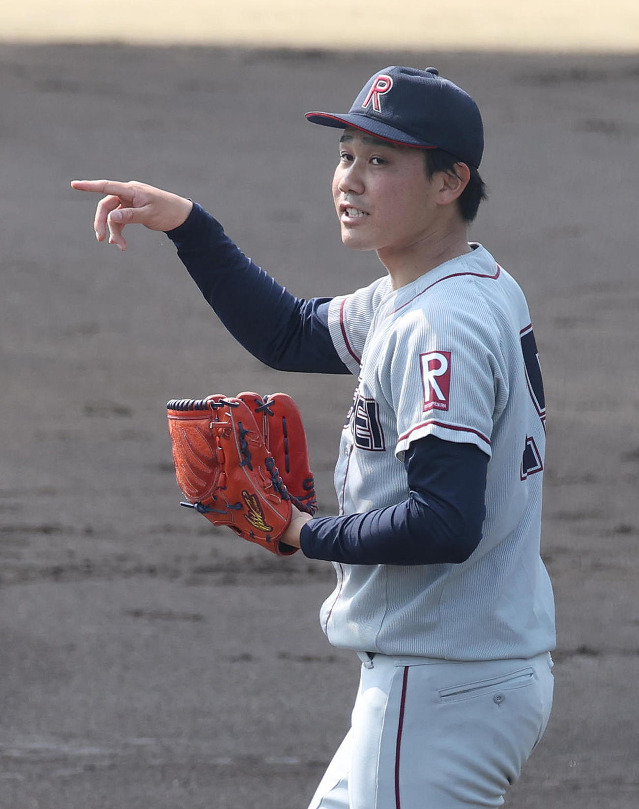 練習試合阪神対立命大　3回裏阪神無死、野口恭佑を遊ゴロにして指をさす立命大・谷脇（撮影・白石智彦）