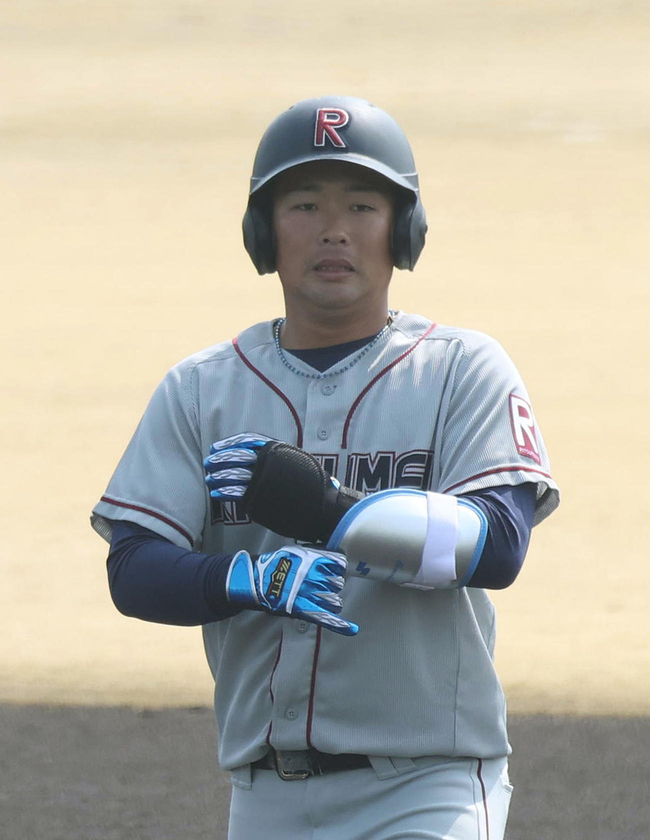 練習試合阪神対立命大　1回表立命大1死一、二塁、桃谷は左中越え2点適時打を放つ（撮影・白石智彦）