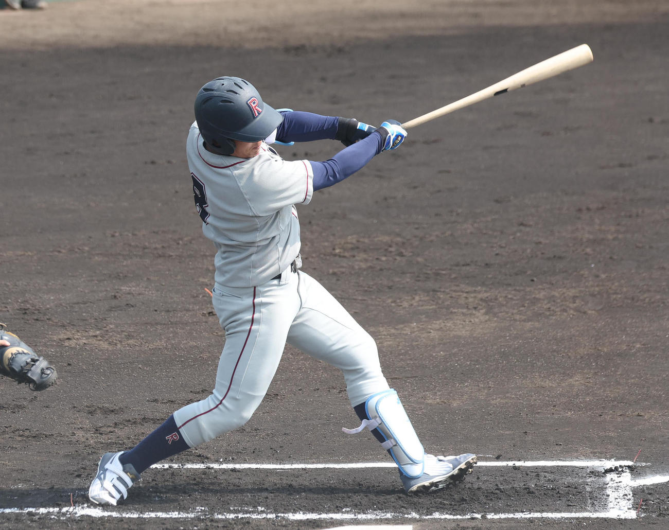 練習試合阪神対立命大　1回表立命大1死一、二塁、桃谷は左中越え2点適時打を放つ（撮影・白石智彦）
