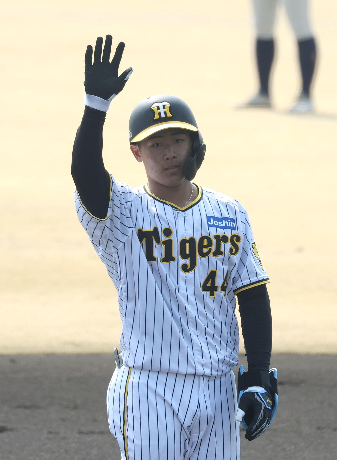 練習試合阪神対立命大　2回裏阪神無死二塁、戸井は中越え適時打を放ち二塁塁上で右手を上げる（撮影・白石智彦）