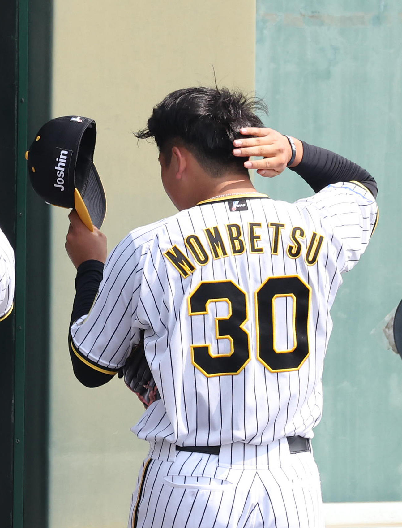 練習試合阪神対立命大　1回表を4失点で終えベンチに頭をかきながら引き揚げる門別（撮影・白石智彦）