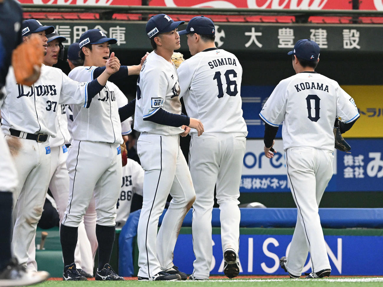 西武対中日　9回表を投げ終えた西武隅田（右から2人目）はベンチ前でチームメートとタッチを交わす（撮影・滝沢徹郎）