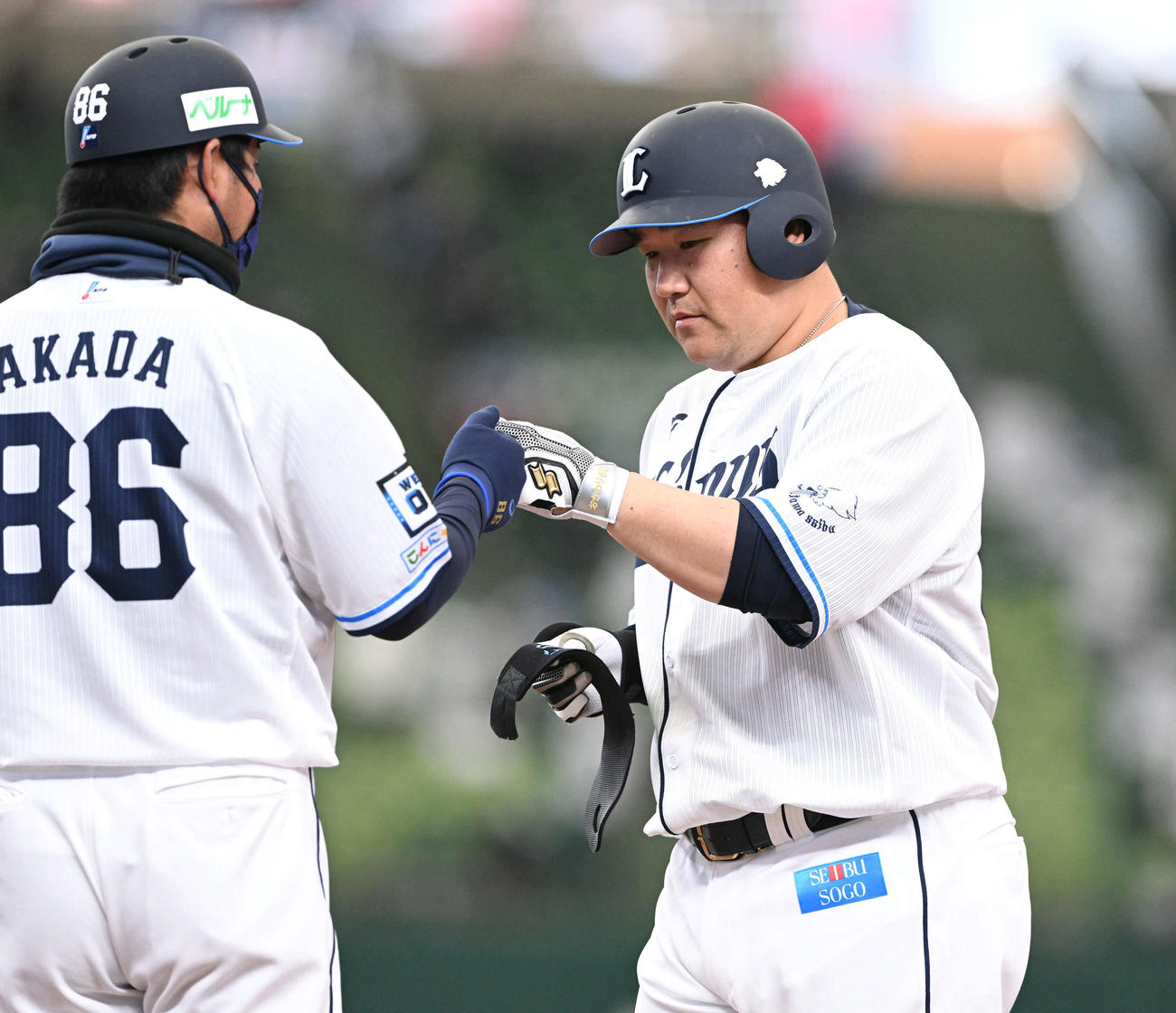 西武対中日　7回裏西武無死一塁、左前打を放った代打中村（右）は赤田コーチとタッチを交わす（撮影・滝沢徹郎）