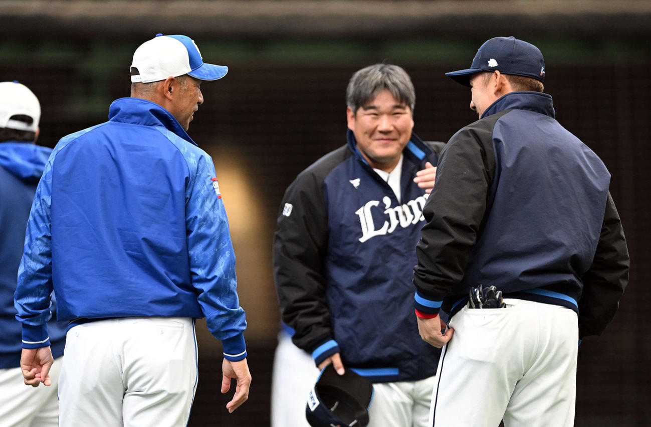 西武対中日　試合前練習で中日和田打撃コーチ（左）と話す西武栗山（右）と中村（撮影・滝沢徹郎）