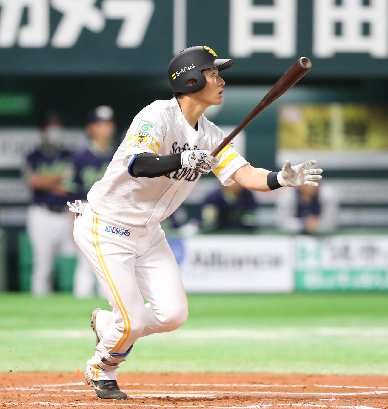 ソフトバンク対ヤクルト　6回裏ソフトバンク1死一塁、上林は右中間に逆転2点本塁打を放つ（撮影・梅根麻紀）
