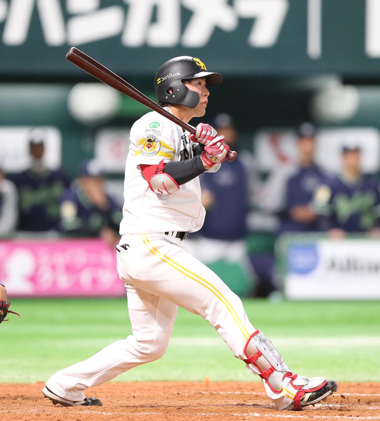 ソフトバンク対ヤクルト　8回裏ソフトバンク1死一、二塁、川村友斗は右越えに2点適時二塁打を放つ（撮影・梅根麻紀）