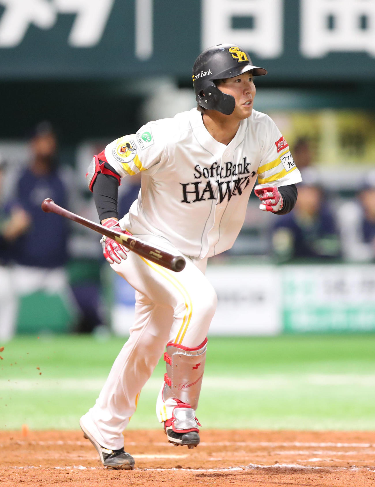 ソフトバンク対ヤクルト　8回裏ソフトバンク1死一、二塁、川村は右越え2点適時二塁打を放つ（撮影・梅根麻紀）