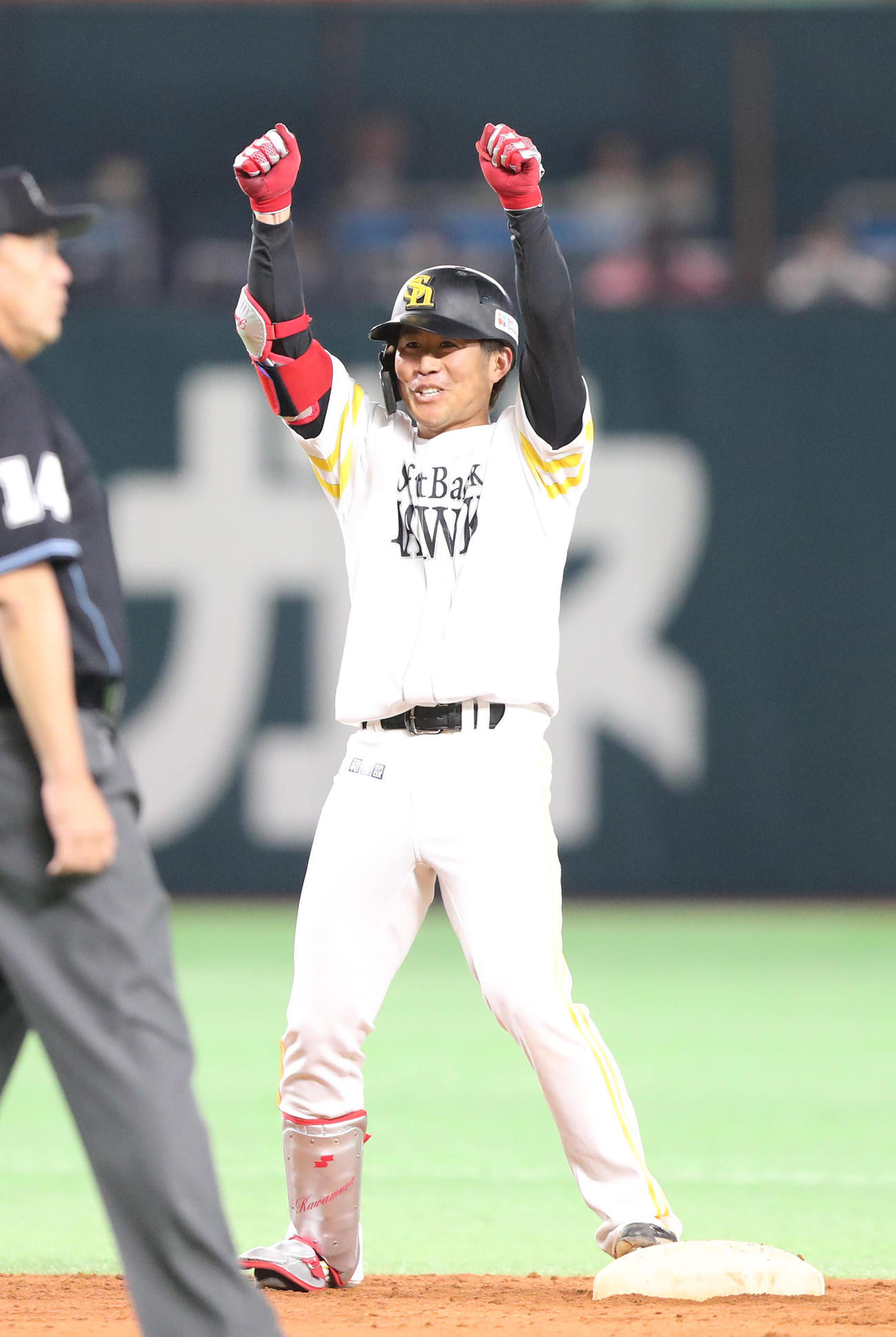 ソフトバンク対ヤクルト　8回裏ソフトバンク1死一、二塁、川村友斗は右越えに2点適時二塁打を放つ、ガッツポーズ（撮影・梅根麻紀）