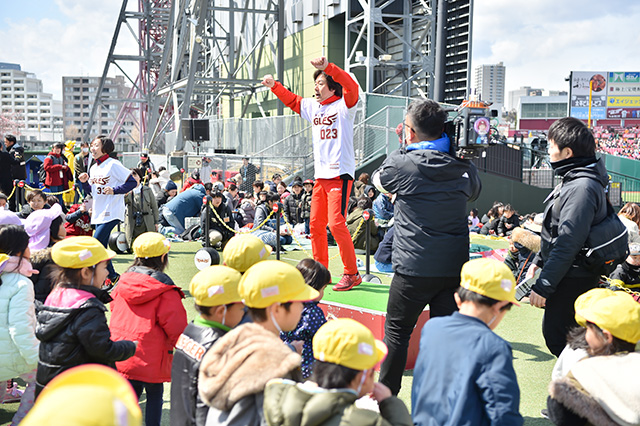 ひろみちお兄さんとイーグルぐるぐる体操（楽天野球団提供）