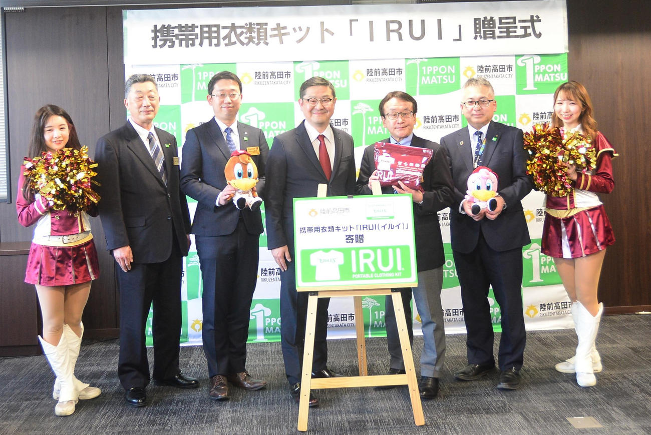 「IRUI」贈呈式を行った、楽天野球団西出部長（左から4人目）と佐々木陸前高田市長（同5人目）と関係者