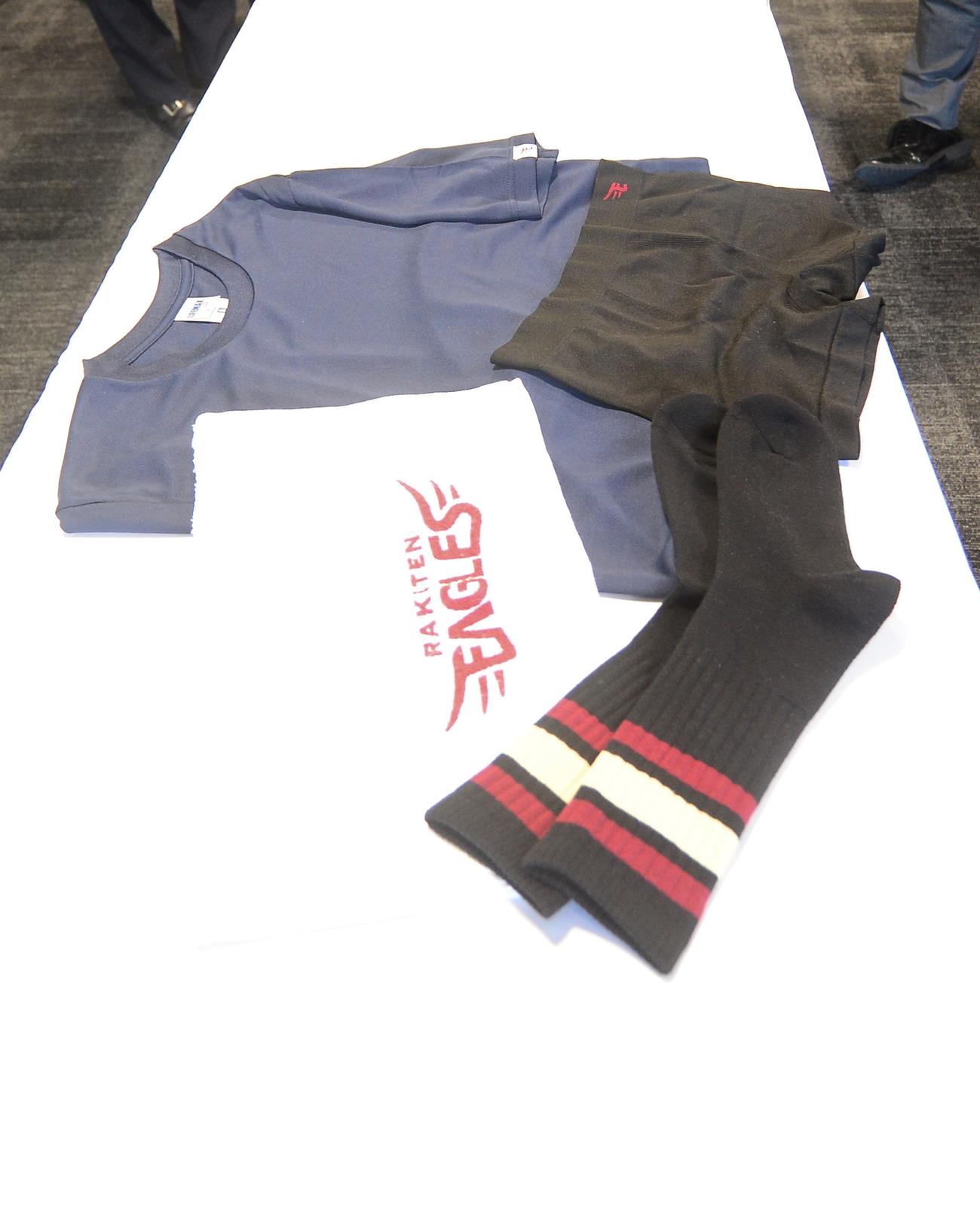 寄贈されたTシャツ、靴下、タオル