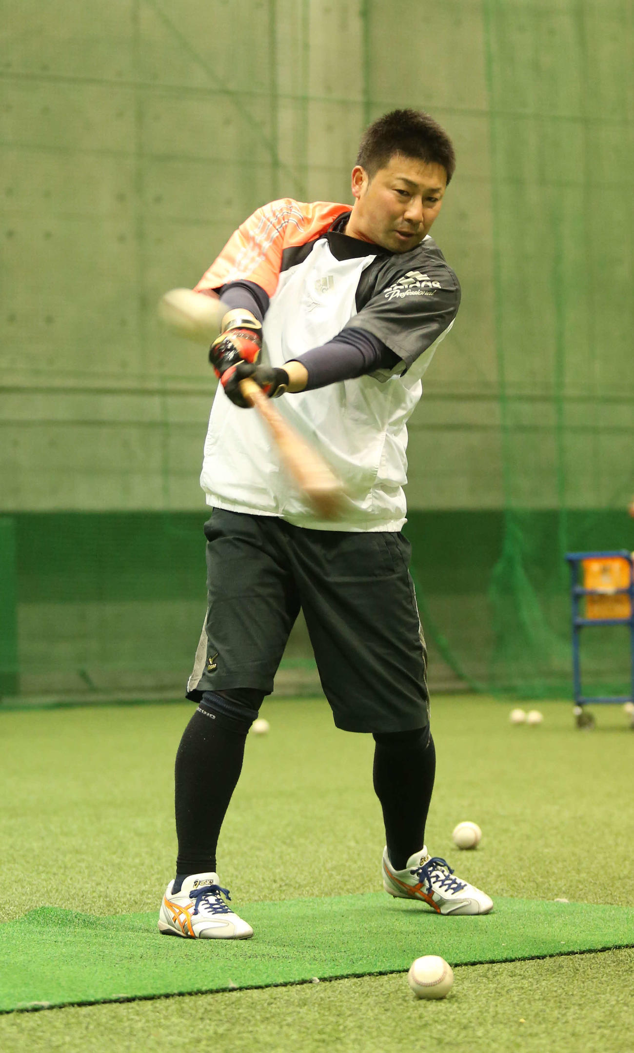 ティー打撃に励む稲葉内野手兼コーチ