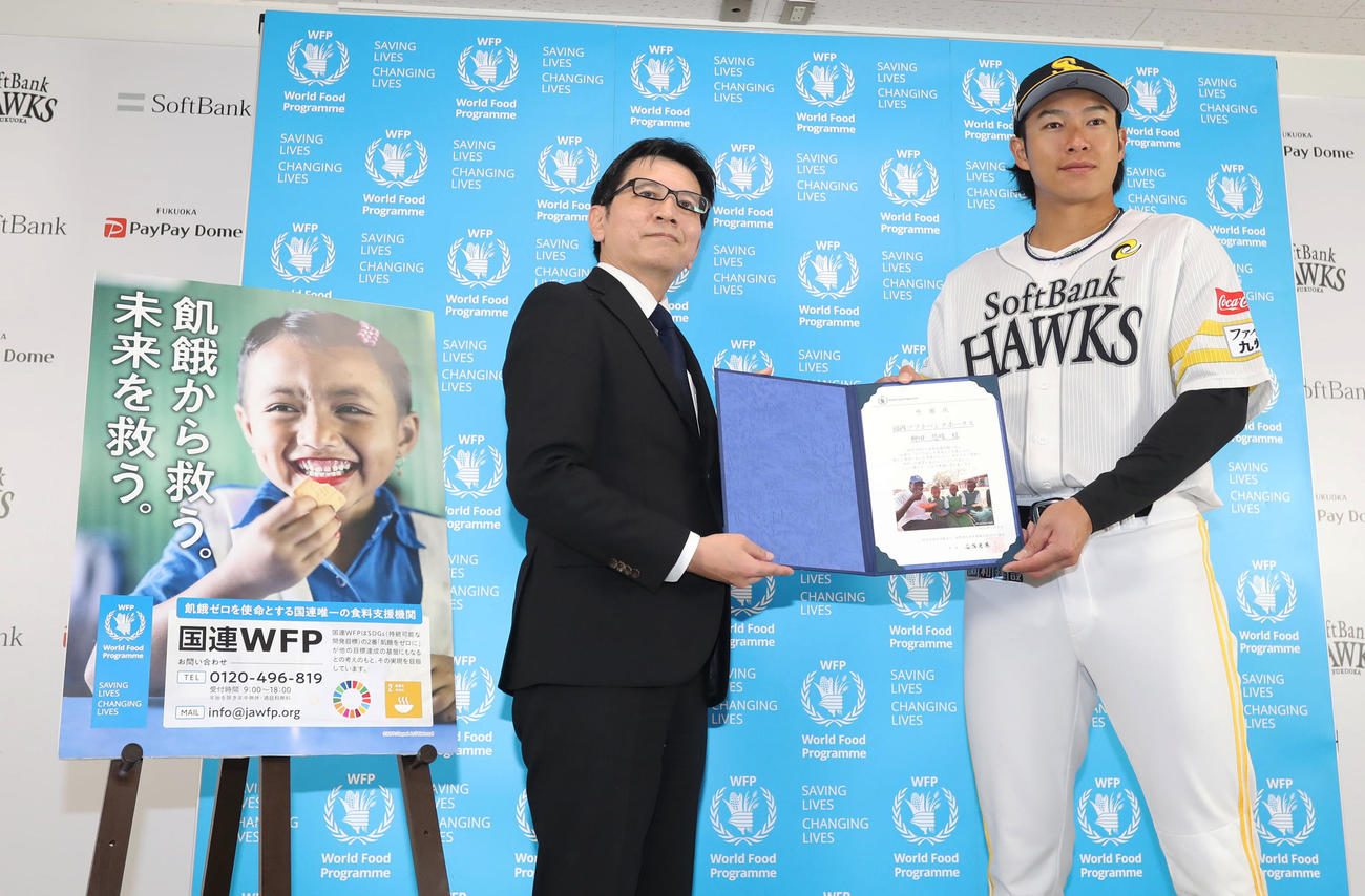 国連WFP協会事務局長青木氏（左）から感謝状を贈呈される柳田（撮影・屋方直哉）