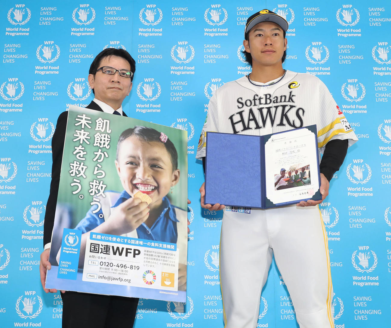 国連WFP協会事務局長青木氏（左）から感謝状を贈呈される柳田（撮影・屋方直哉）