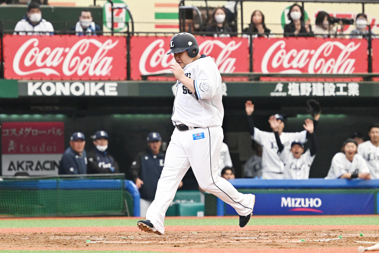 西武対中日　2回裏西武無死一塁、鈴木の適時二塁打から生還する中村（撮影・滝沢徹郎）