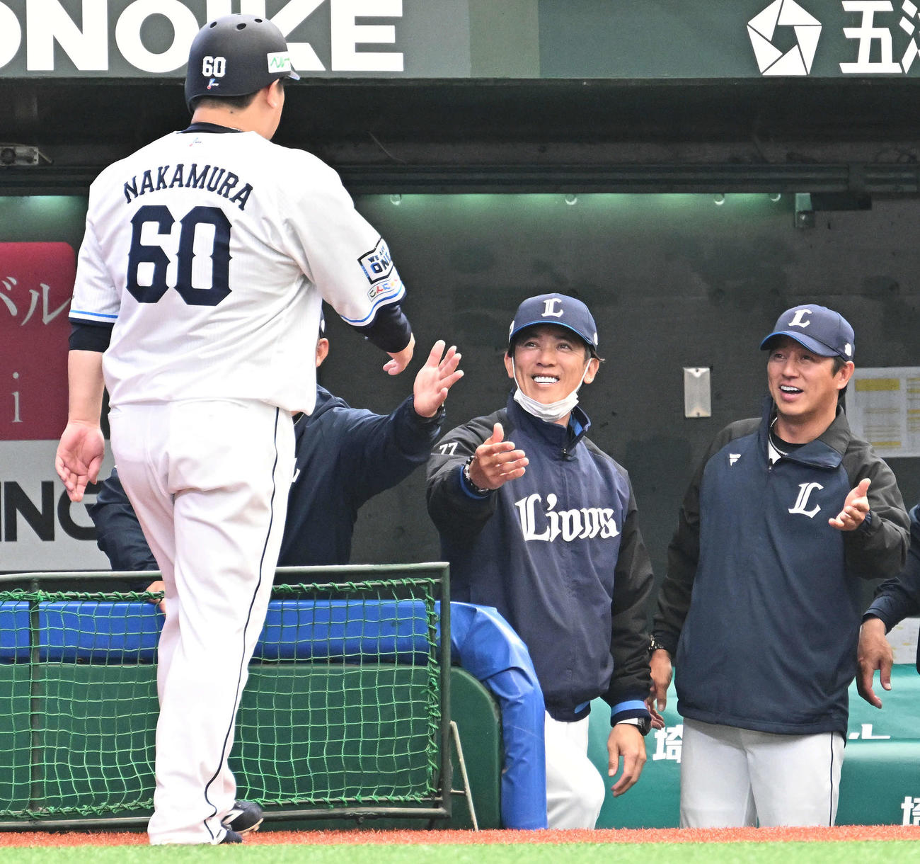 西武対中日　2回裏西武無死一塁、鈴木の適時二塁打から生還した中村（手前）を笑顔で迎える松井監督（後方右から2人目）（撮影・滝沢徹郎）