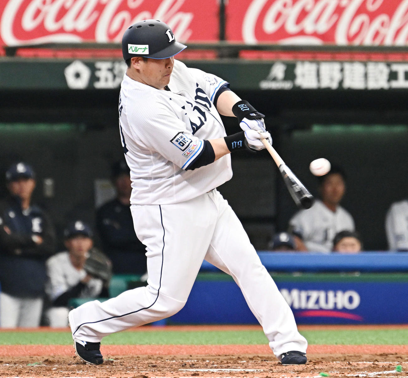 西武対中日　2回裏西武無死、中村は左前打を放つ（撮影・滝沢徹郎）
