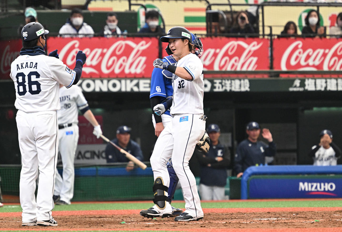 西武対中日　5回裏西武1死、山村は右越えソロ本塁打を放ち生還する（撮影・滝沢徹郎）