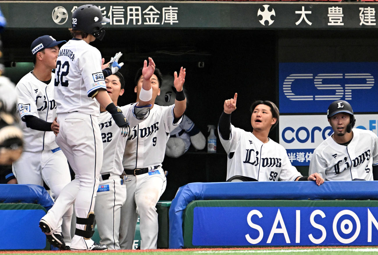 西武対中日　5回裏西武1死、ソロ本塁打を放った山村（手前）を祝福するチームメート（撮影・滝沢徹郎）