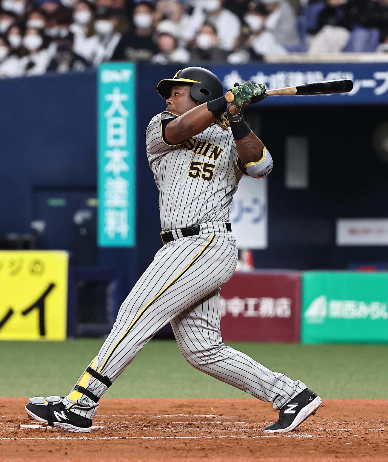 オリックス対阪神　4回表阪神2死満塁、ミエセスは中前に適時打を放つ（撮影・上田博志）