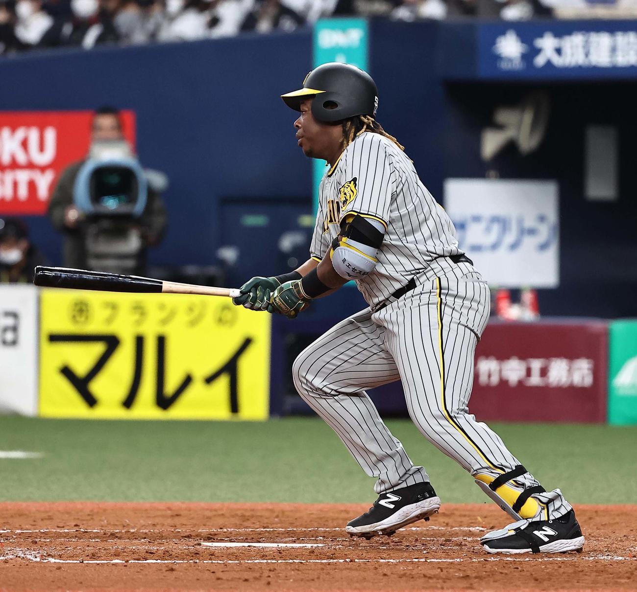 オリックス対阪神　4回表阪神2死満塁、ミエセスは中前に適時打を放つ（撮影・上田博志）