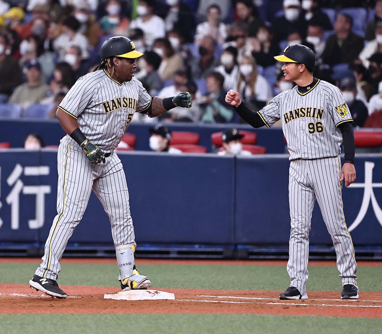 オリックス対阪神　4回表阪神2死満塁、ミエセスは中前に適時打を放ち筒井コーチとグータッチをする（撮影・上田博志）