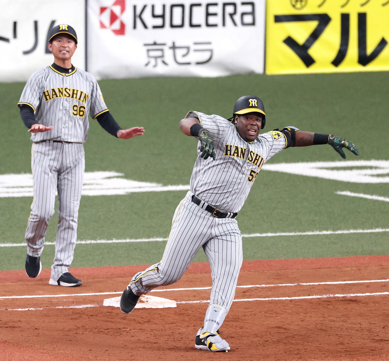 オープン戦・オリックス対阪神　4回表阪神2死満塁、ミエセス（手前）は右前2点適時打を放つ（撮影・上山淳一）
