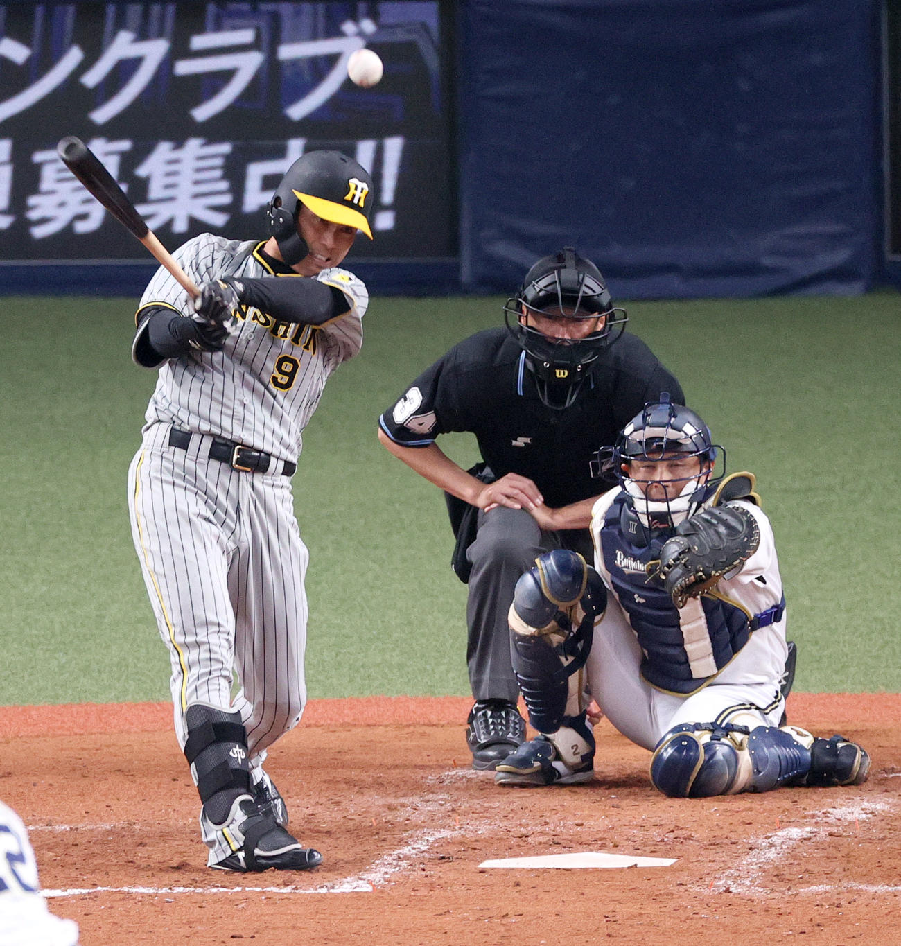 オープン戦・オリックス対阪神　4回表阪神2死一、三塁、高山は中前適時打を放つ（撮影・上山淳一）