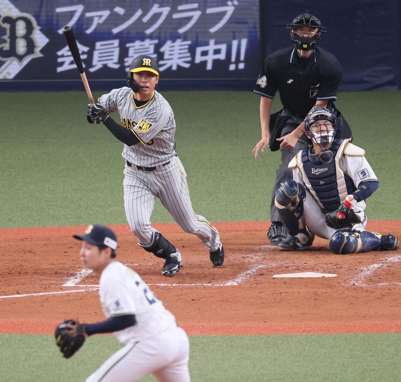 オープン戦・オリックス対阪神　4回表阪神2死一、三塁、高山は中前適時打を放つ（撮影・上山淳一）