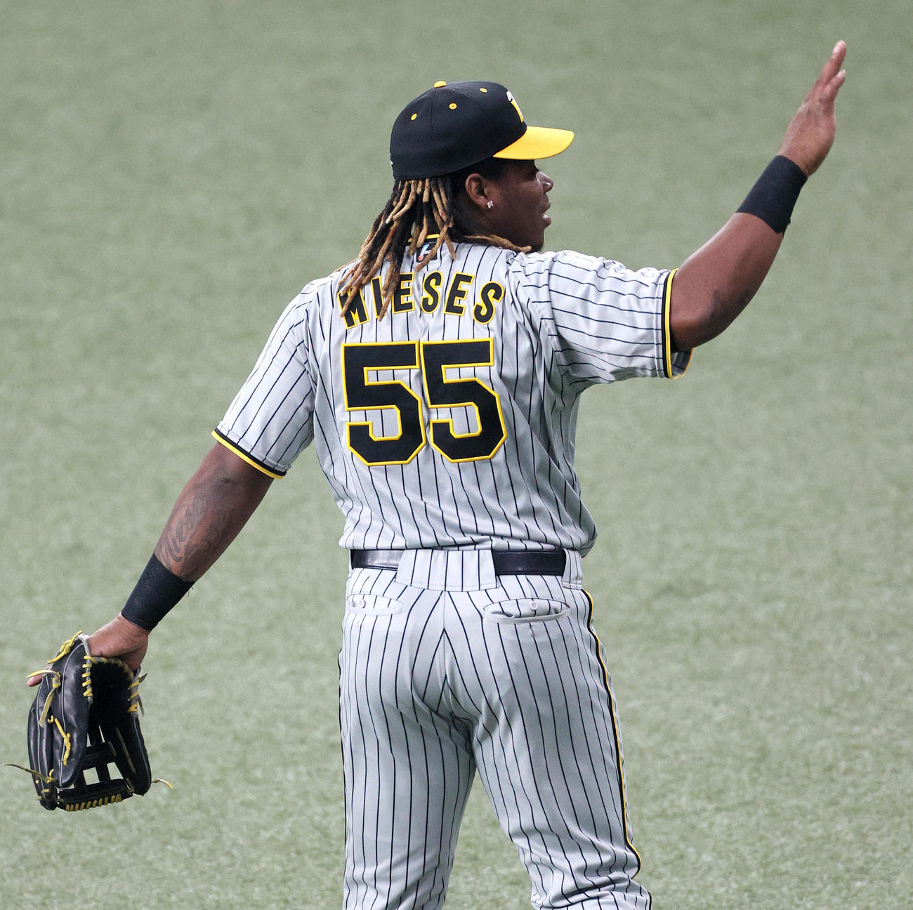 オープン戦・オリックス対阪神　4回に右前2点適時打を放ったミエセスは応援団の声援に手を上げて応える（撮影・上山淳一）