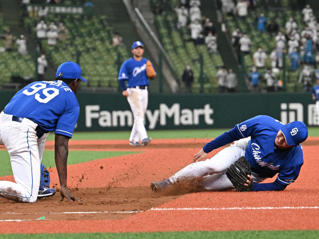 西武対中日　6回裏西武2死三塁、西川の一塁内野安打のカバーに入った藤嶋（右）はカリステと交錯し負傷する（撮影・滝沢徹郎）