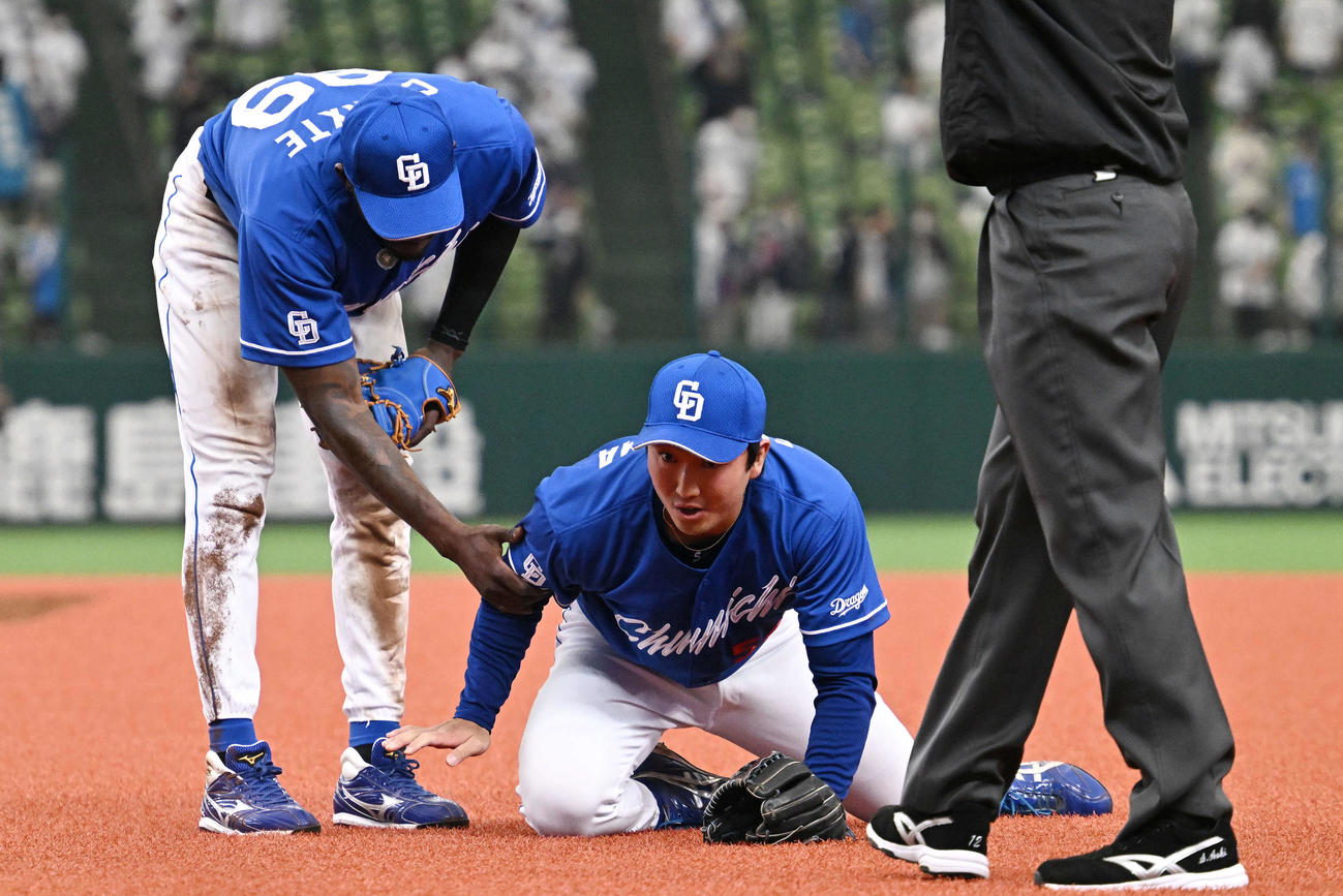 西武対中日　6回裏西武2死三塁、西川の一塁内野安打のカバーに入った藤嶋（右）はカリステと交錯し負傷する（撮影・滝沢徹郎）