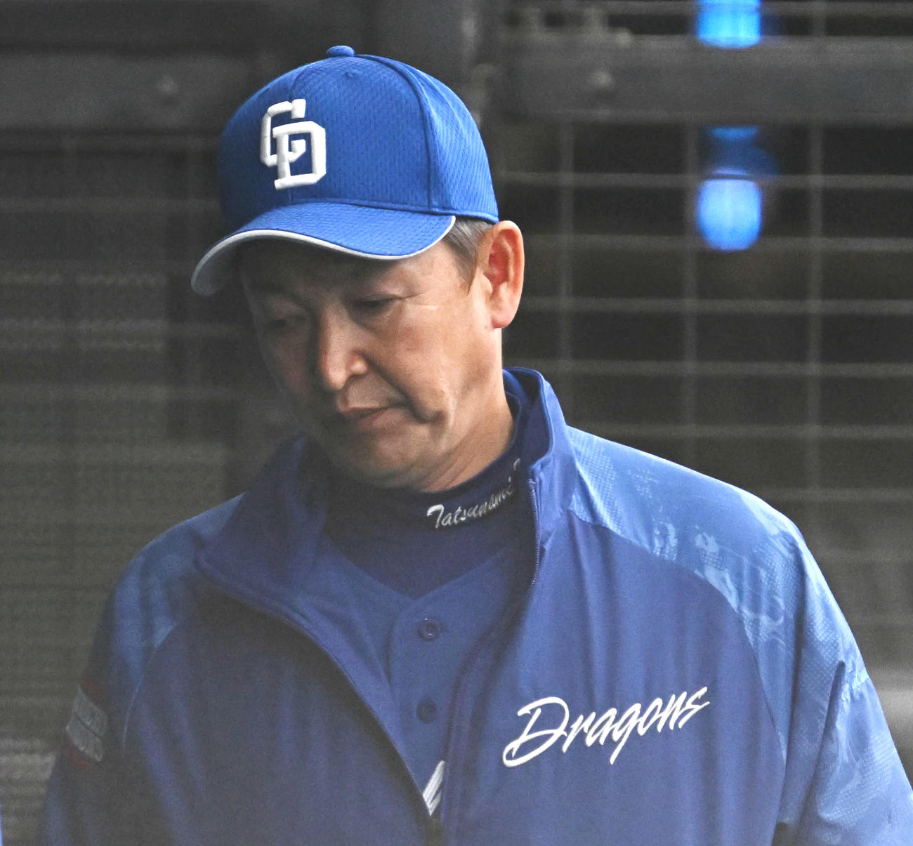 6回裏、中日2番手の藤嶋が負傷し浮かない表情の立浪監督（撮影・滝沢徹郎）