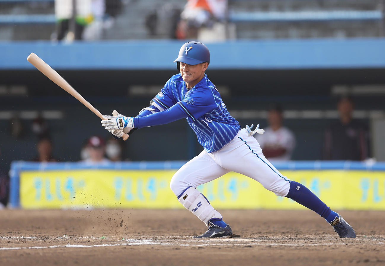 楽天対DeNA 8回表DeNA2死満塁、投手適時内野安打を放つ林（撮影・足立雅史）