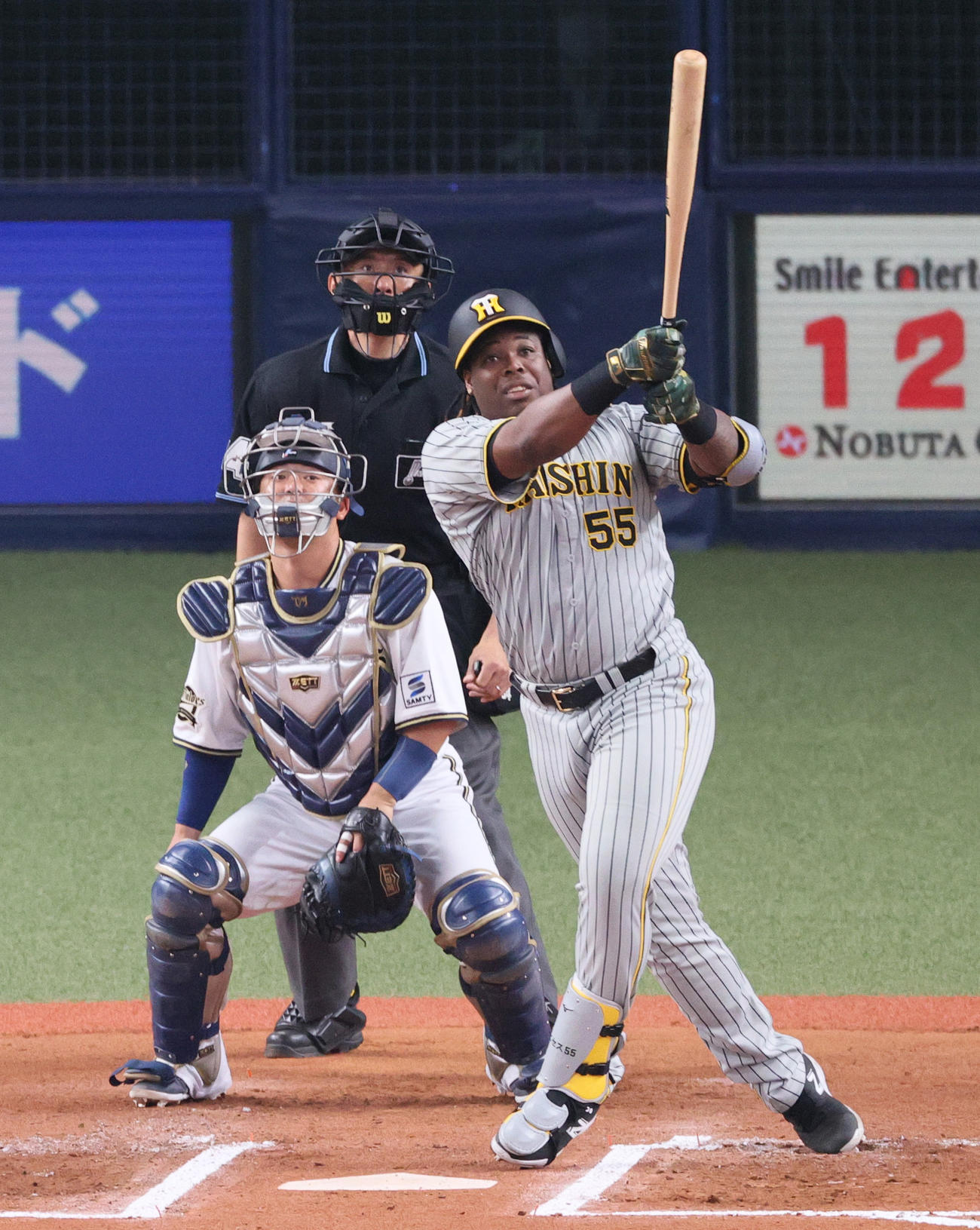 オープン戦・オリックス対阪神　6回表阪神1死二塁、ミエセスは左越え2点本塁打を放つ（撮影・上山淳一）