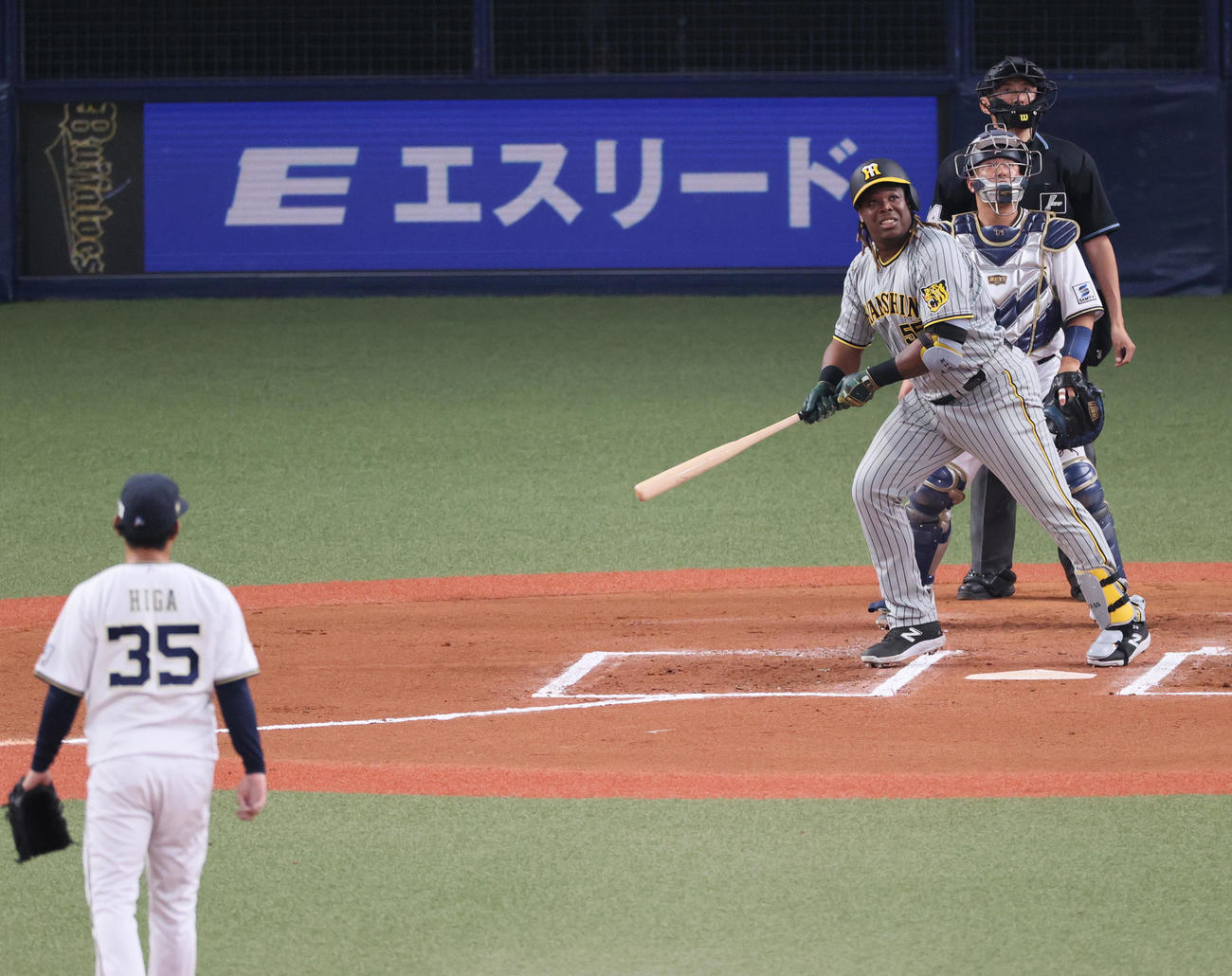 オープン戦・オリックス対阪神　6回表阪神1死二塁、ミエセスは左越え2点本塁打を放つ。投手比嘉（撮影・上山淳一）