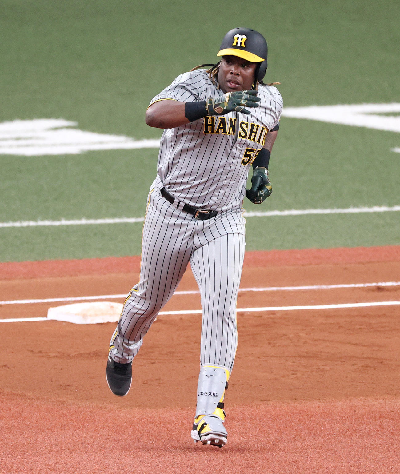 オープン戦・オリックス対阪神　6回表阪神1死二塁、ミエセスは左越え本塁打を放ちダイヤモンドを1周する（撮影・上山淳一）