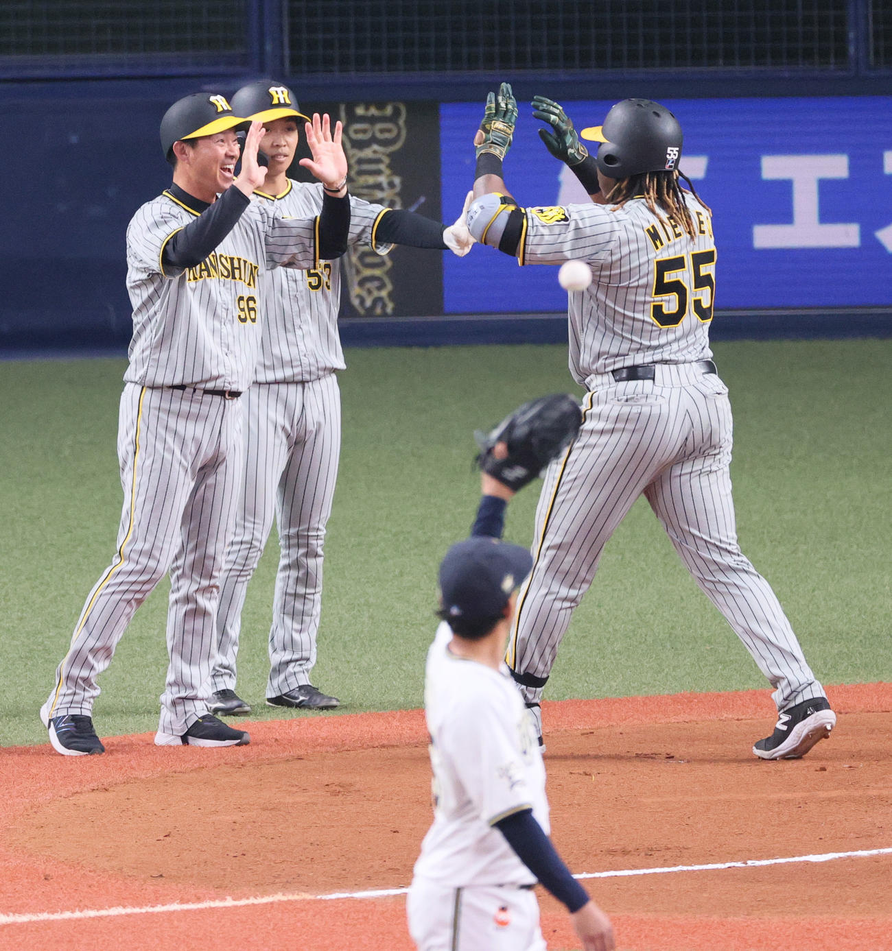 オープン戦・オリックス対阪神　6回表阪神1死二塁、ミエセス（右）は左越え本塁打を放ち生還する（撮影・上山淳一）
