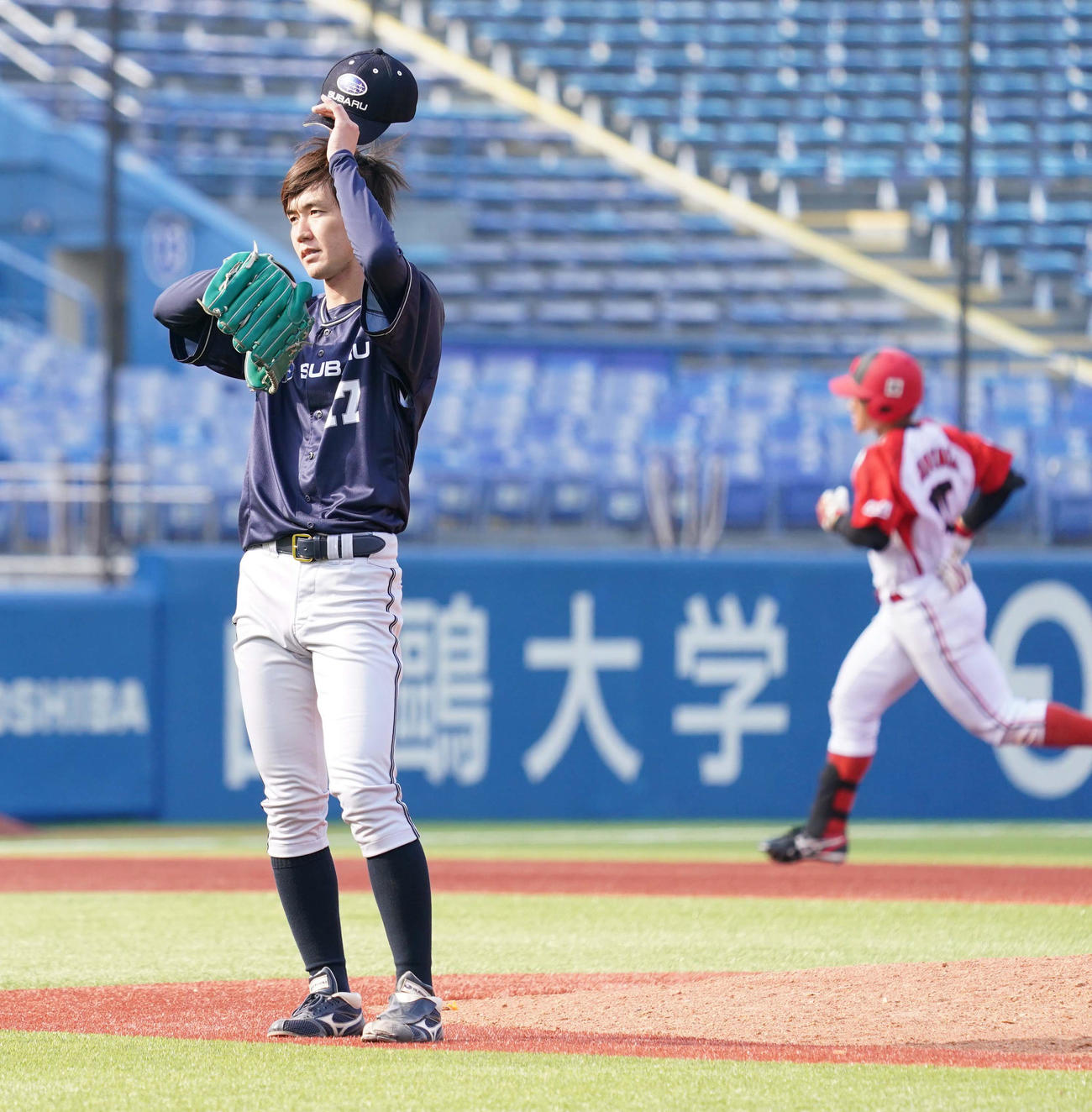 準決勝、東芝対SUBARU、延長10回1死満塁、SUBARU先発の八野田は下山（右）に右越えの満塁本塁打を許す（撮影・小沢裕）
