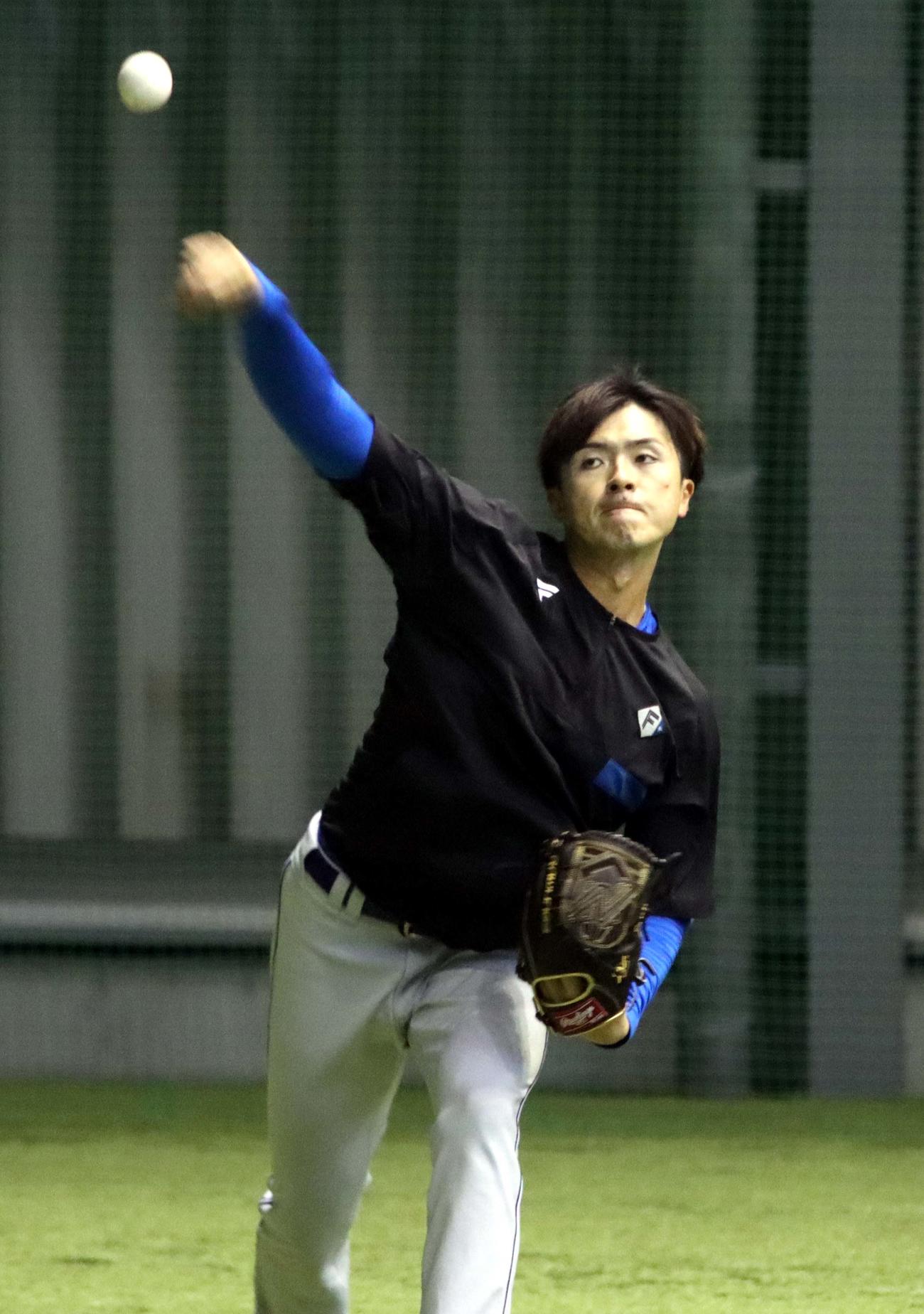 11日の登板に向けて調整する日本ハム上沢（撮影・永野高輔）