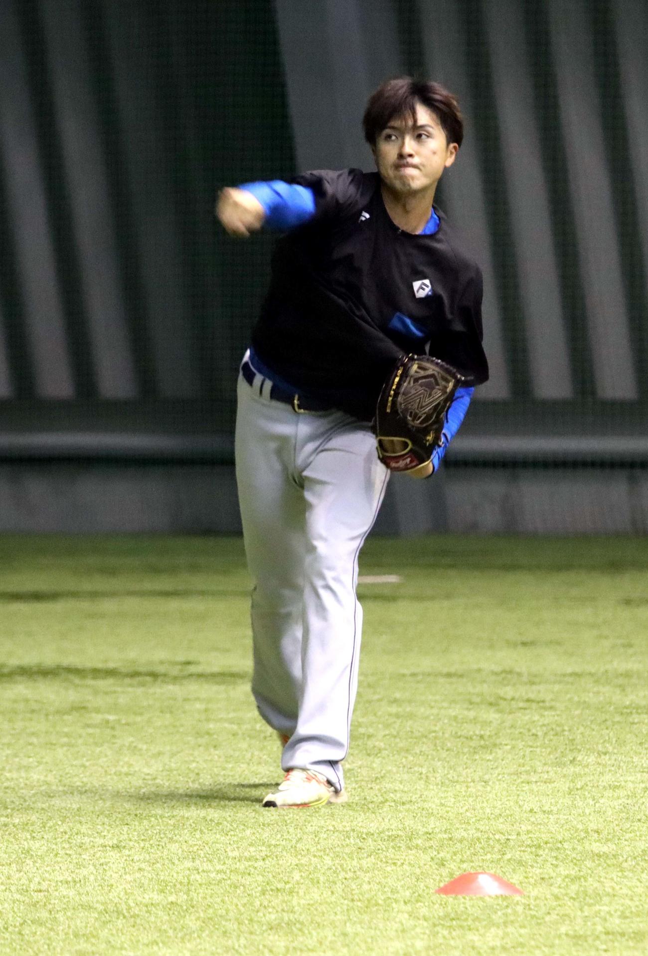 11日の登板に向けて調整する日本ハム上沢（撮影・永野高輔）